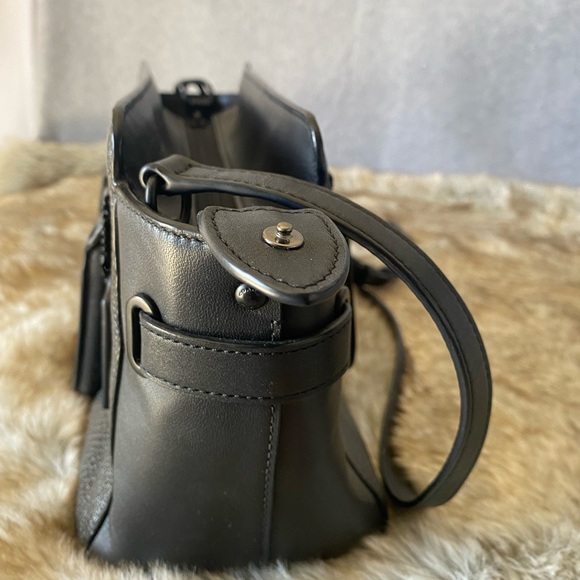 Coach used, - Picture 2 of 9